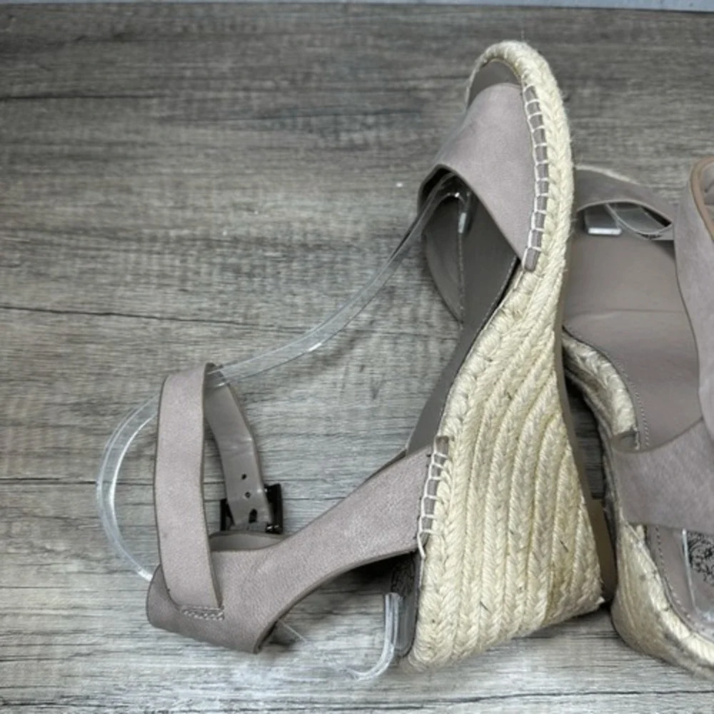 Vince Camuto~Women's~Heel Wedge Open Toe~VP-Tesa Tauplicious Elko Nubuck~Size 9M
